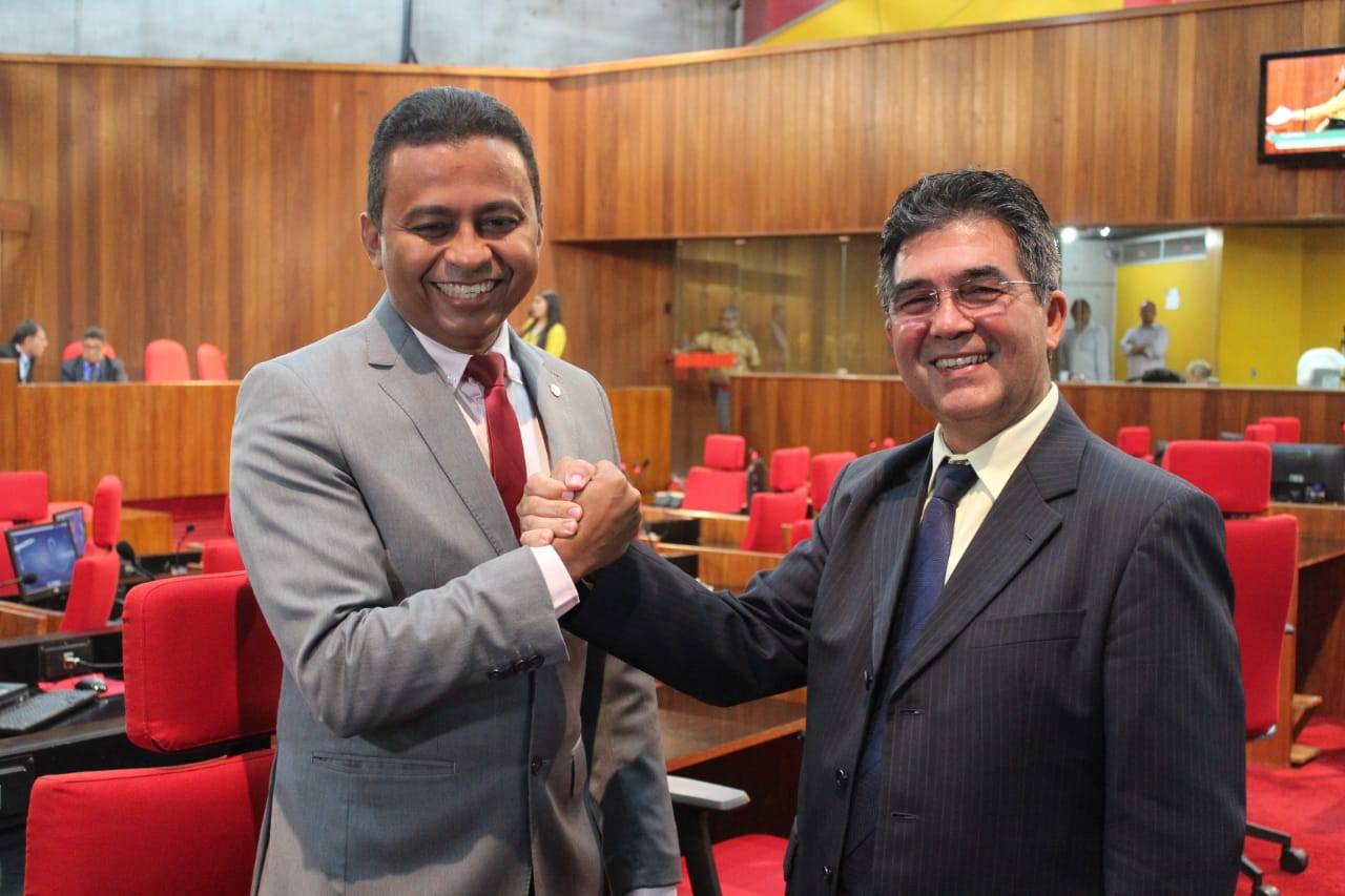 Francisco Costa, fota com Francisco Limma, assume  a função de líder do Governo